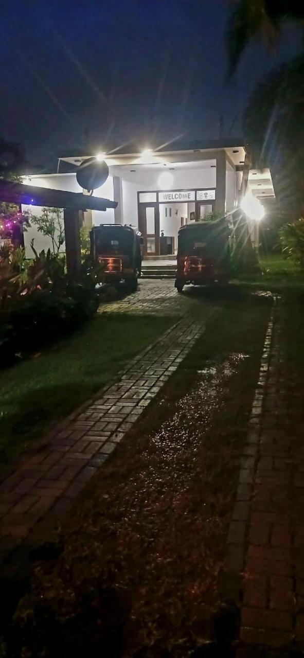 Negombo Royal Villa By Hotel Oviniru Eksteriør bilde